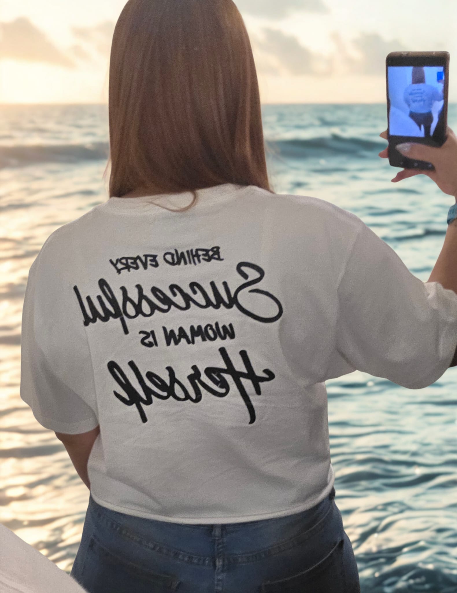 Camiseta Mujer “Behind Every Successful Woman is Herself” / Women’s T-Shirt “Behind Every Successful Woman is Herself”